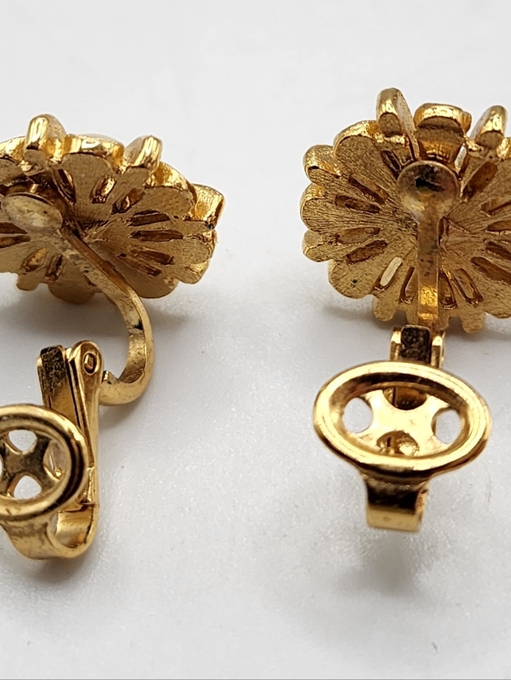 Crown TRIFARI goldtone flower & faux pearl center clip-on earrings - Picture 5 of 7
